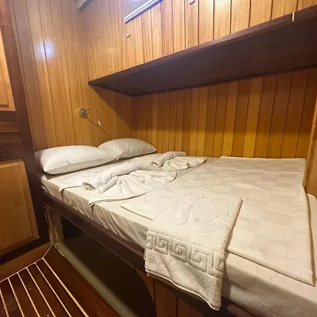 Bateau-hôtel Yesin